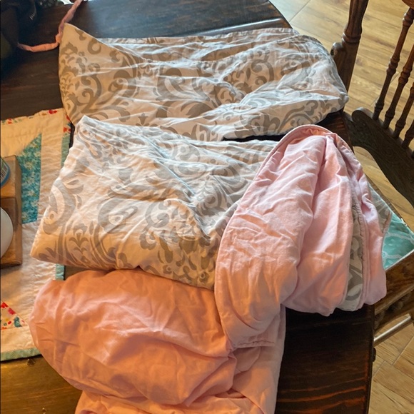 Pink and Gray Patterned crib blanket, 2 pink sheets, and a matching pet net. - Picture 1 of 1